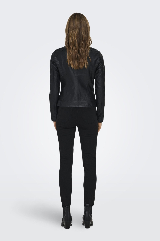 Only zwarte dames jas | Model achteraanzicht