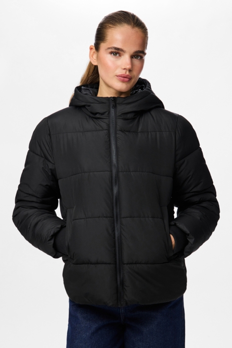 Pieces zwarte dames jas | Model vooraanzicht