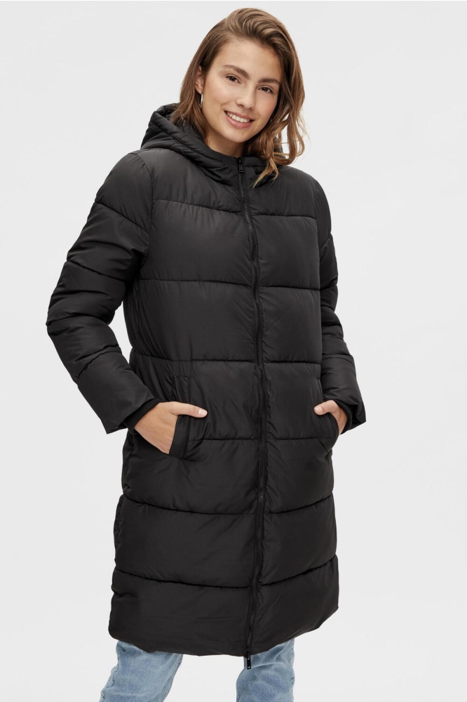 Pieces zwarte dames jas | Model vooraanzicht