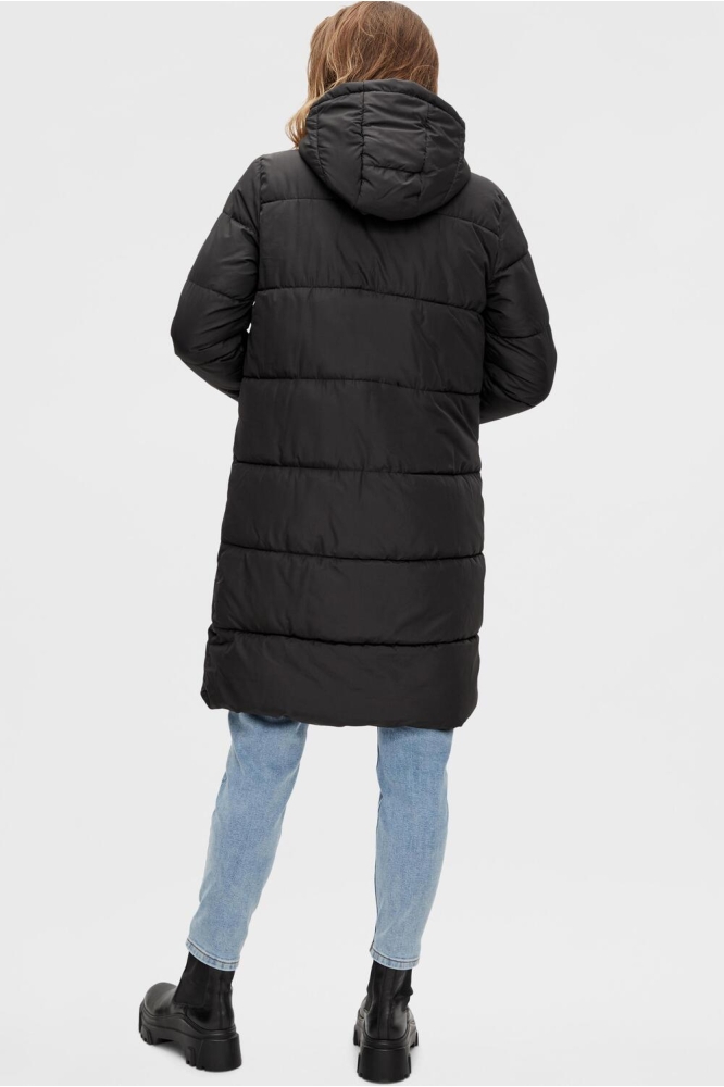 Pieces zwarte dames jas | Model achteraanzicht