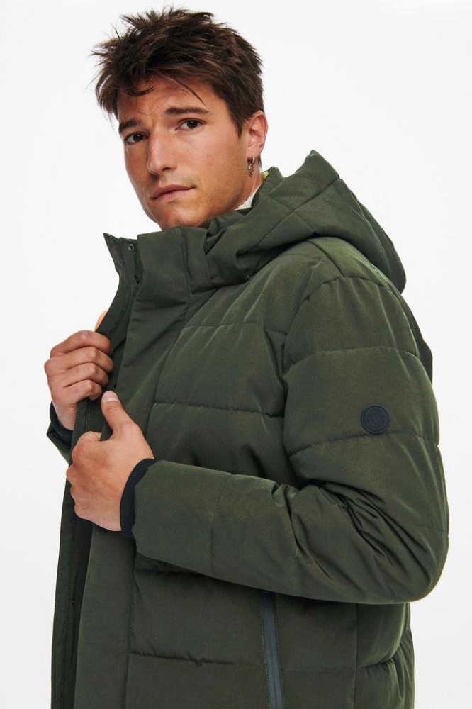 Only & Sons groene heren jas | Model achteraanzicht