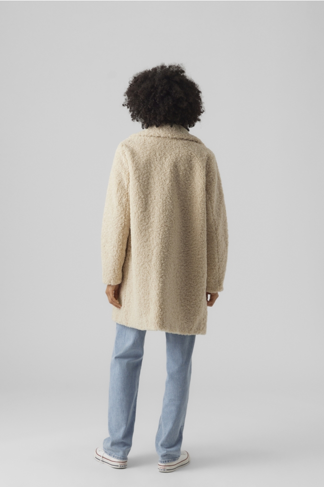 Vero Moda beige dames jas | Model achteraanzicht