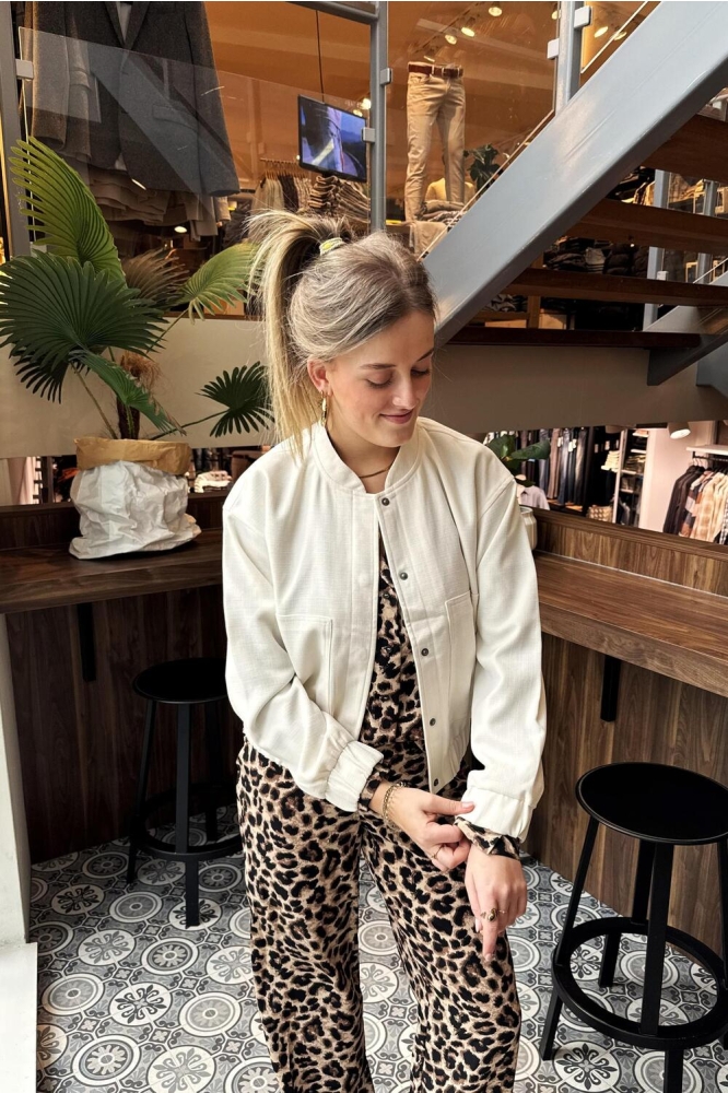 Pieces beige dames jas | Model vooraanzicht