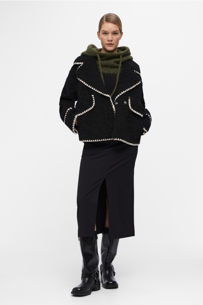 Object zwarte dames jas | Model vooraanzicht