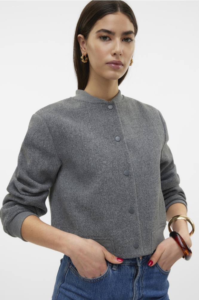 Vero Moda grijze dames jas | Model vooraanzicht