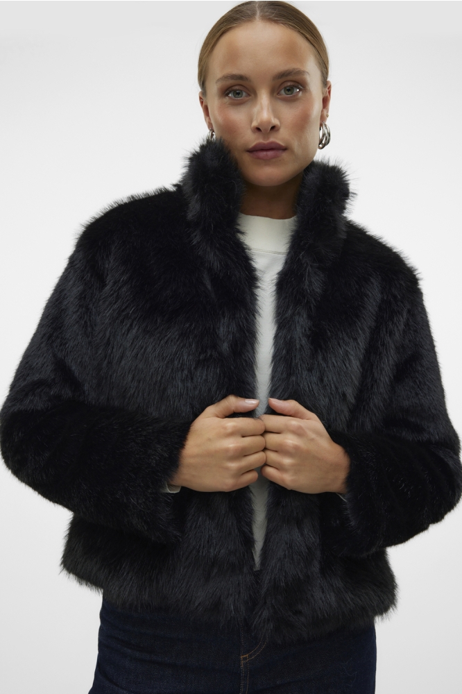 Vero Moda zwarte dames jas | Model vooraanzicht