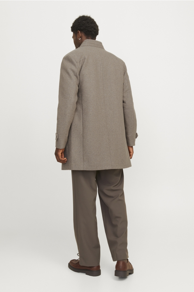 Jack & Jones camel heren jas | Model achteraanzicht