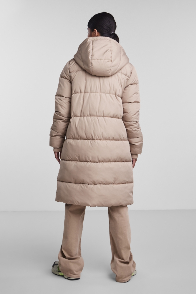 Pieces beige dames jas | Model achteraanzicht