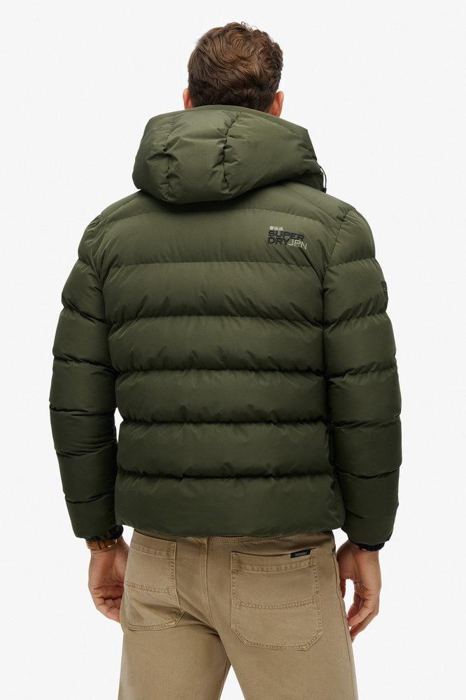 Superdry groene heren jas | Model achteraanzicht