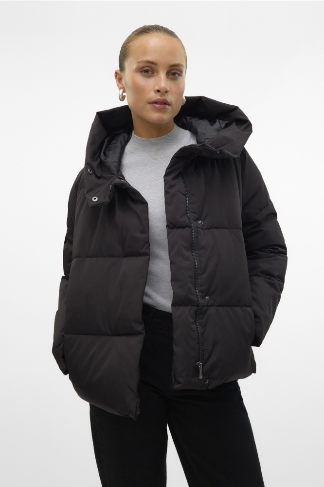 Vero Moda zwarte dames jas | Model vooraanzicht
