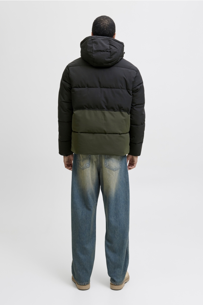 Jack & Jones zwarte heren jas | Model achteraanzicht