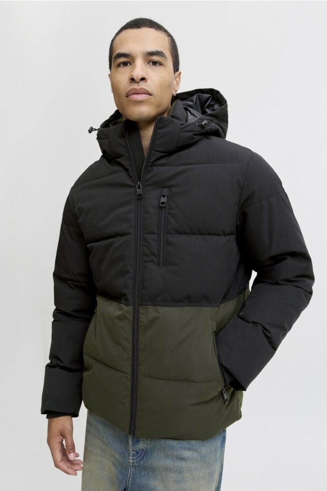 Jack & Jones zwarte heren jas | Model vooraanzicht