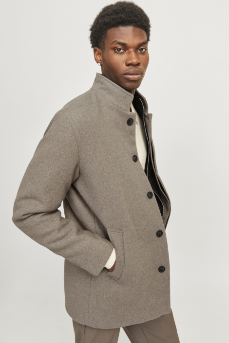 Jack & Jones camel heren jas | Model zijaanzicht