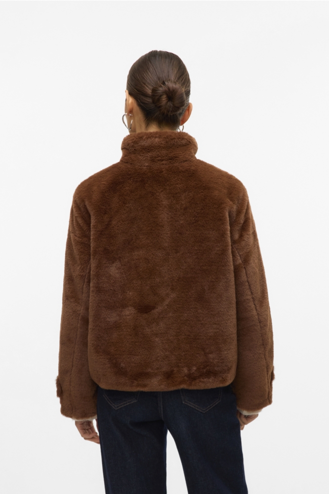 Vero Moda bruine dames jas | Model achteraanzicht