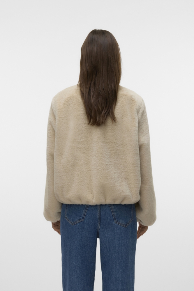 Vero Moda ecru dames jas | Model achteraanzicht