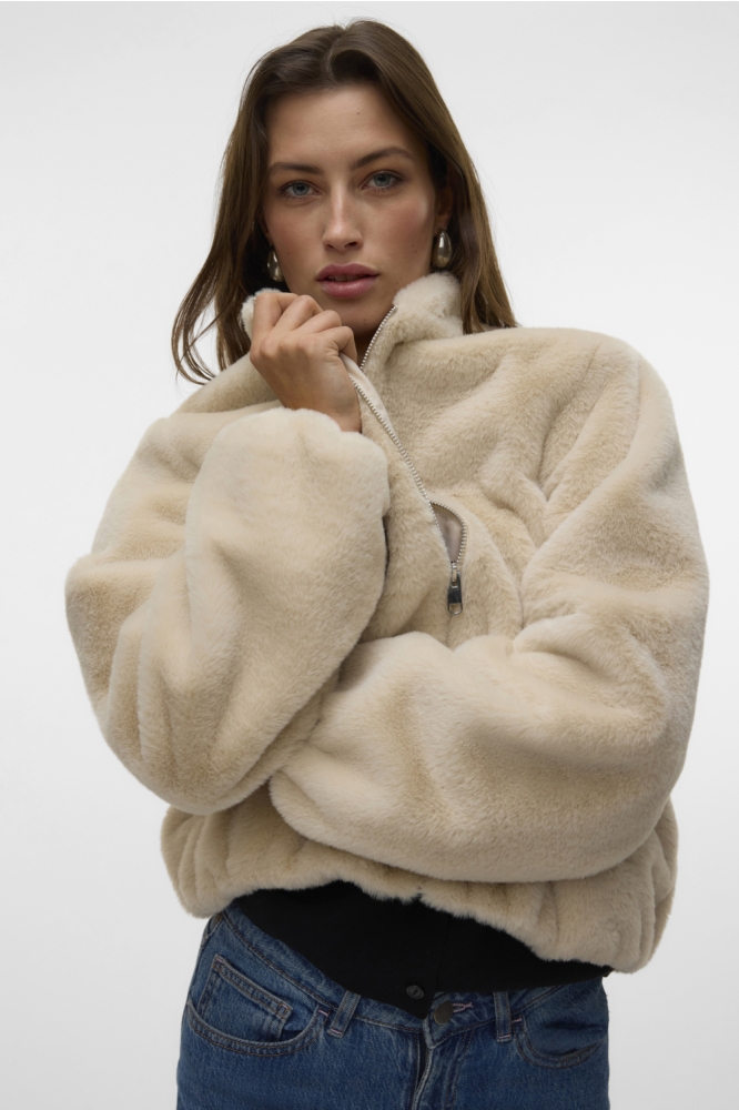 Vero Moda ecru dames jas | Model vooraanzicht