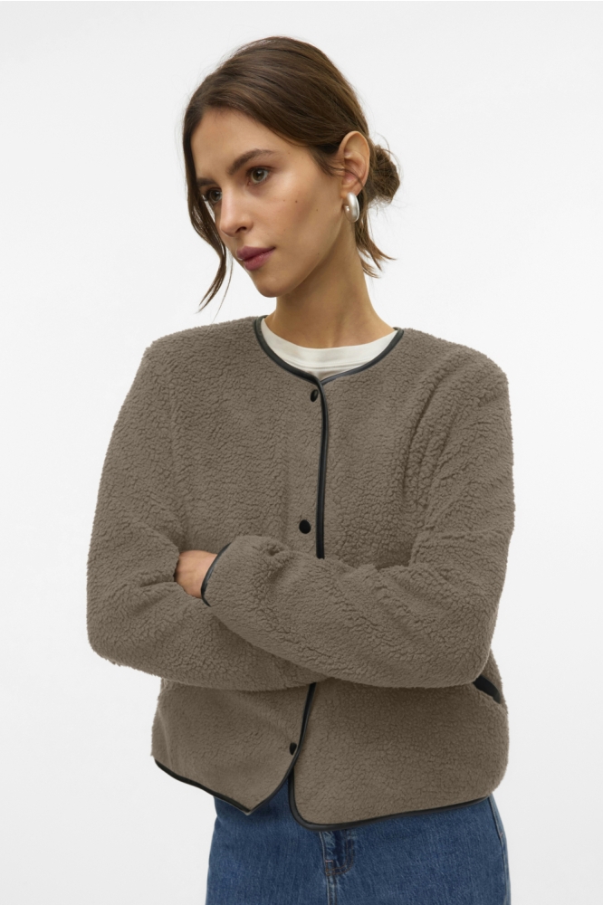 Vero Moda bruine dames jas | Model vooraanzicht