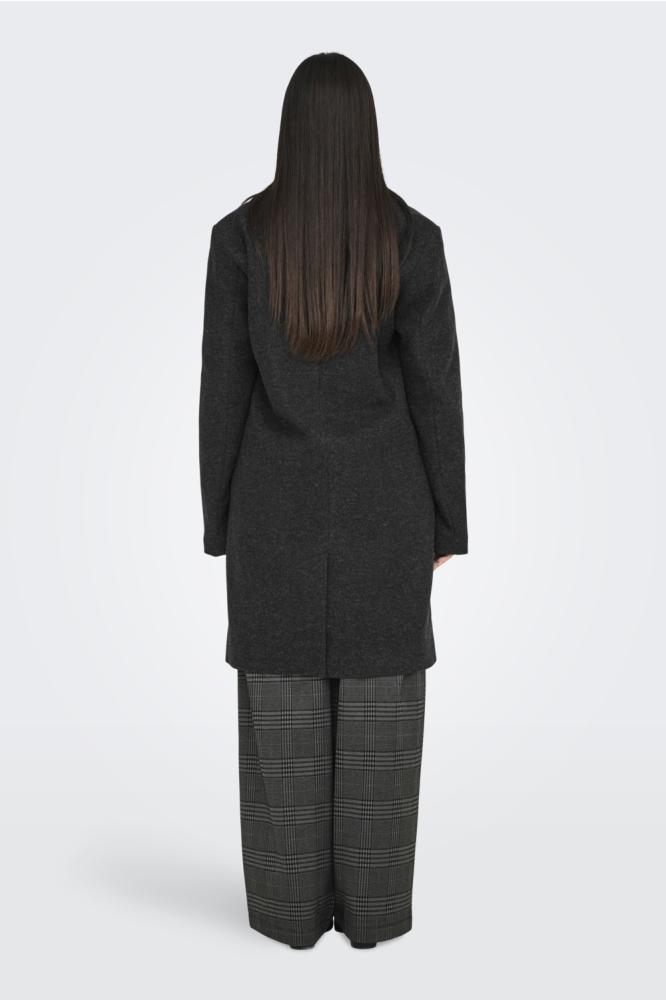 Jacqueline de Yong zwarte dames jas | Model achteraanzicht