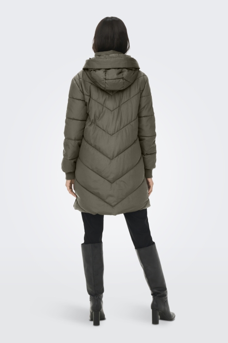 Jacqueline de Yong groene dames jas | Model achteraanzicht