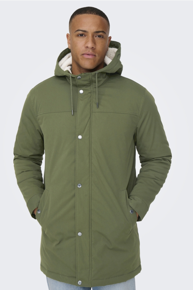 Only & Sons groene heren jas | Model vooraanzicht