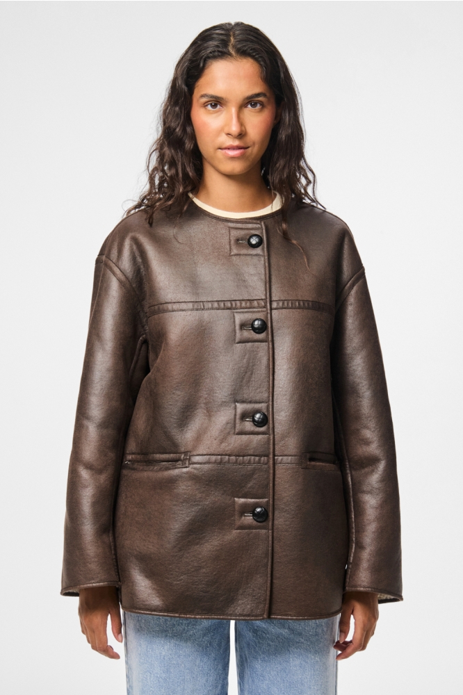 Pieces beige dames jas | Model vooraanzicht