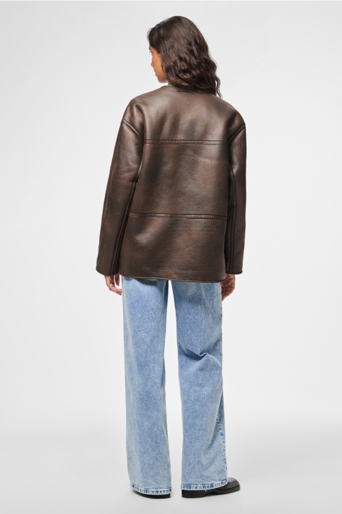 Pieces beige dames jas | Model achteraanzicht