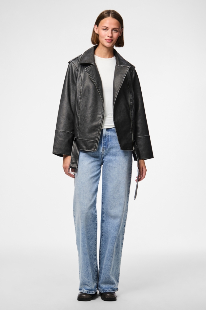 Pieces zwarte dames jas | Model vooraanzicht