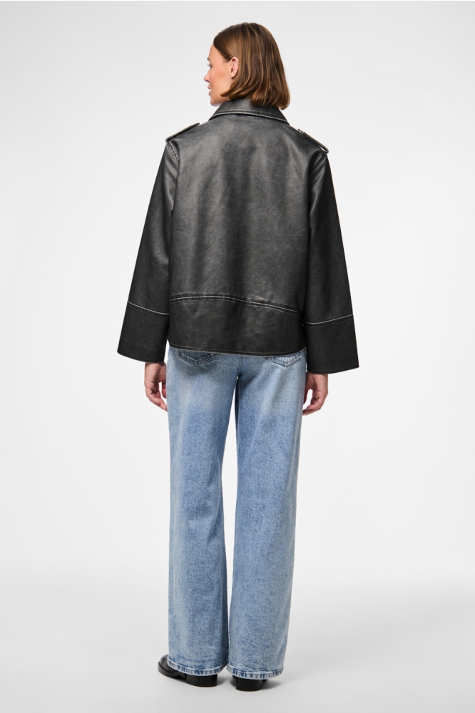 Pieces zwarte dames jas | Model achteraanzicht