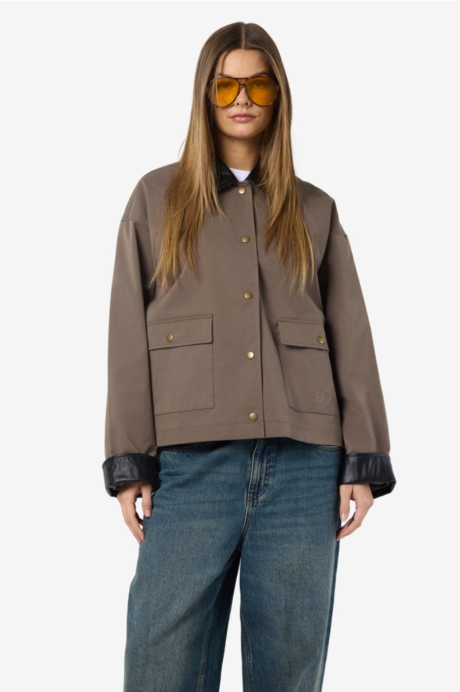 Noisy may bruine dames jas | Model vooraanzicht