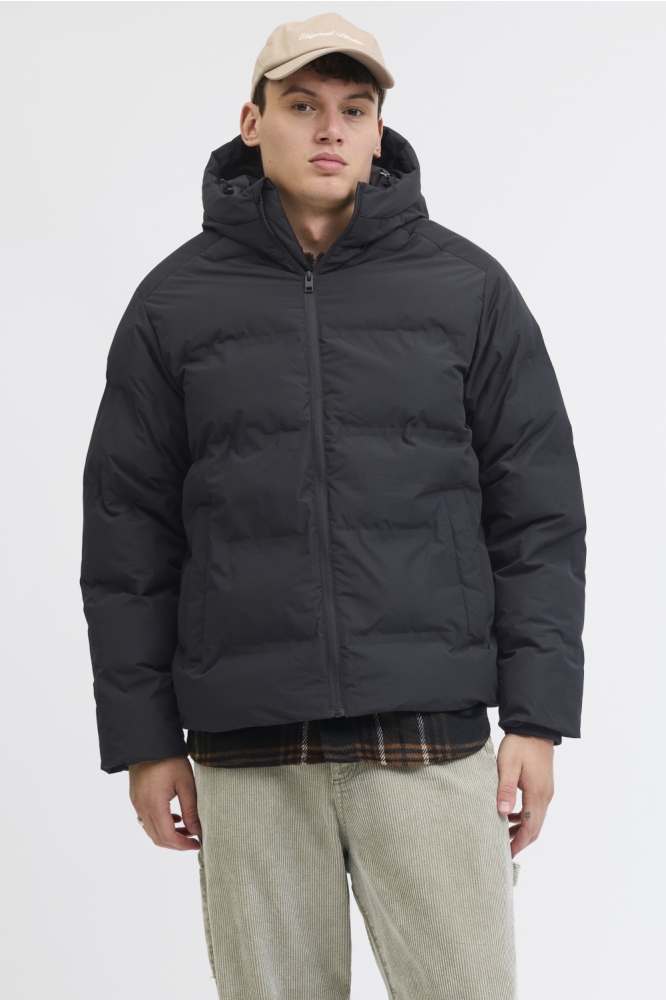 Jack & Jones zwarte heren jas | Model vooraanzicht