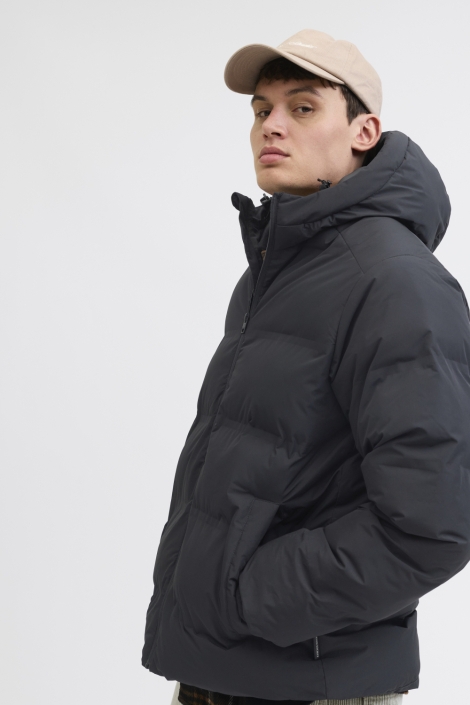 Jack & Jones zwarte heren jas | Model zijaanzicht