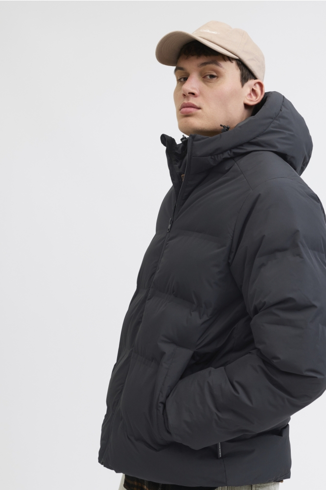 Jack & Jones zwarte heren jas | Model zijaanzicht