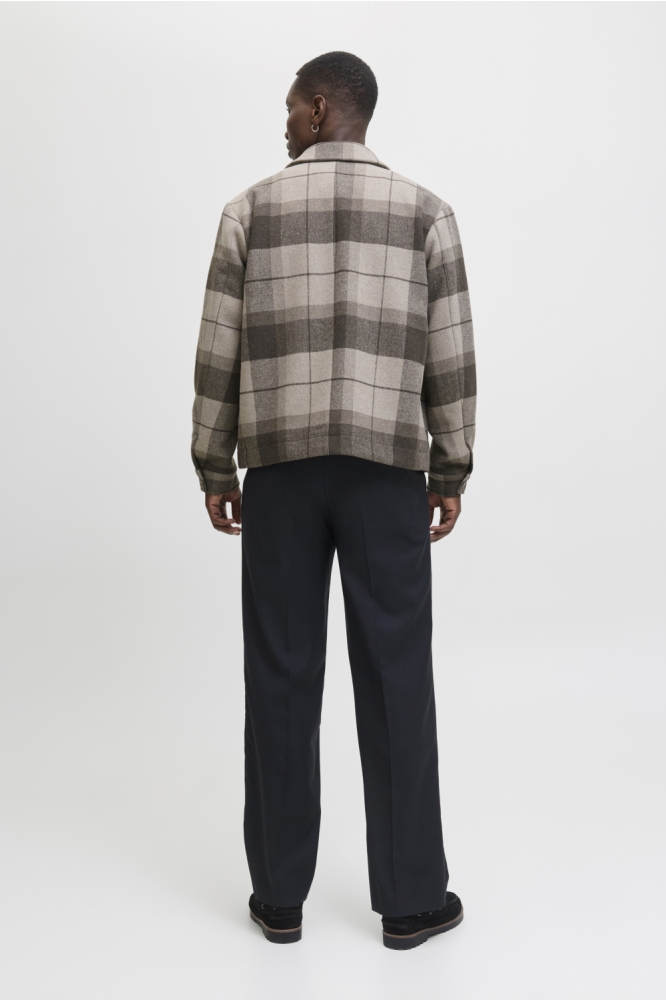 Jack & Jones bruine heren jas | Model achteraanzicht