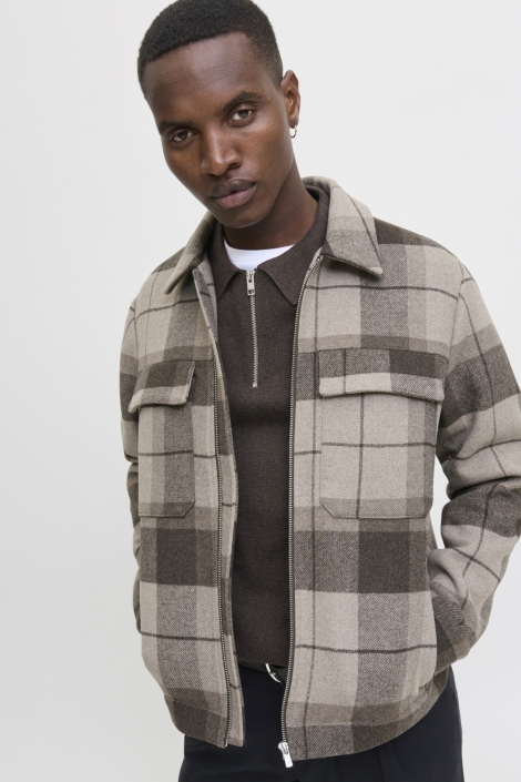 Jack & Jones bruine heren jas | Model vooraanzicht