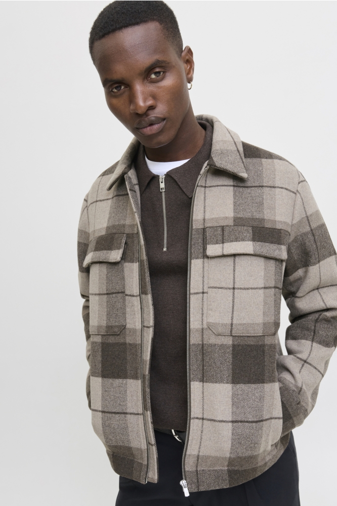 Jack & Jones bruine heren jas | Model vooraanzicht