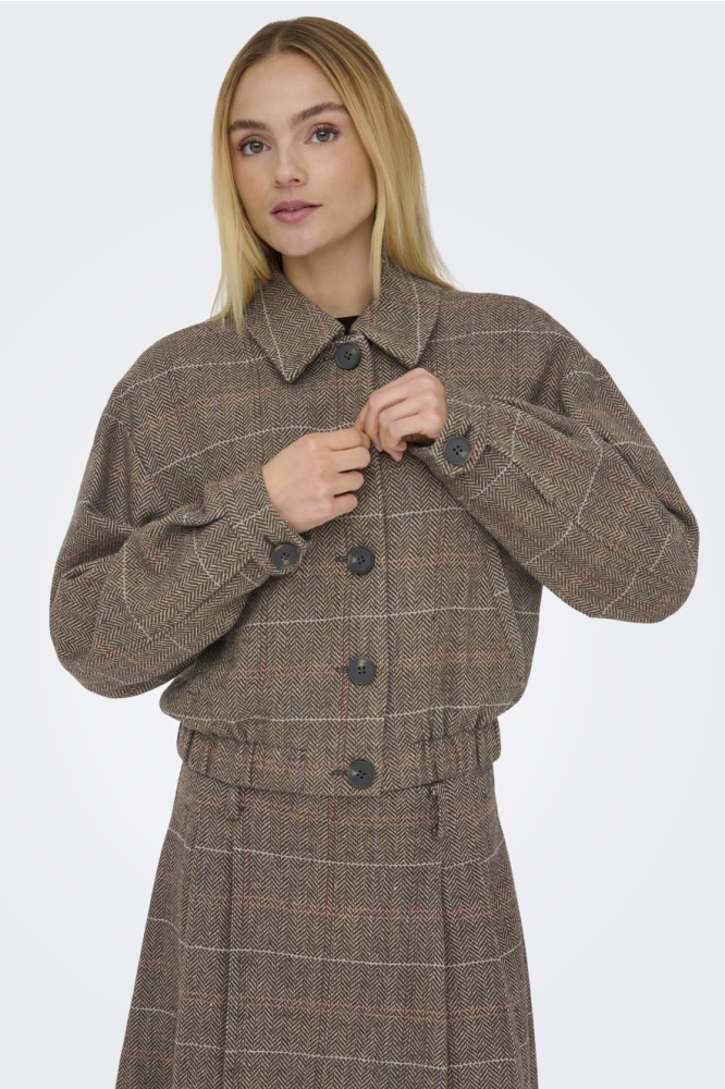 Only bruine dames jas | Model vooraanzicht