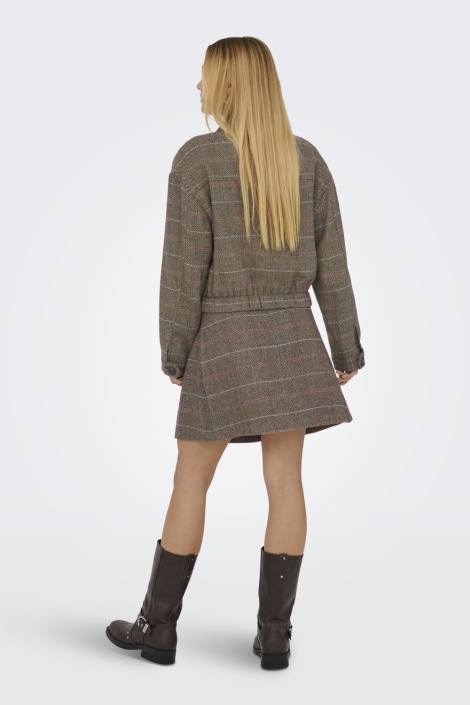 Only bruine dames jas | Model achteraanzicht