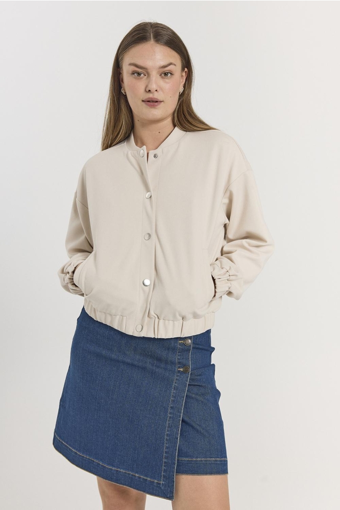 Freequent beige dames jas | Model vooraanzicht