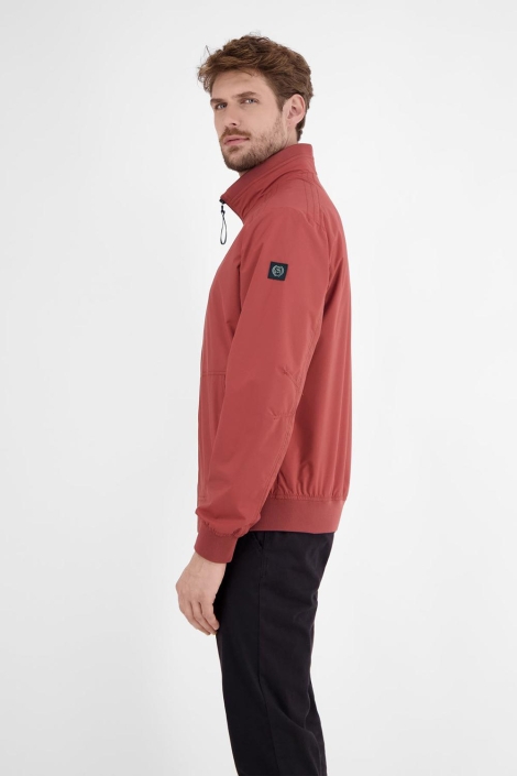 Lerros rode heren jas | Model zijaanzicht