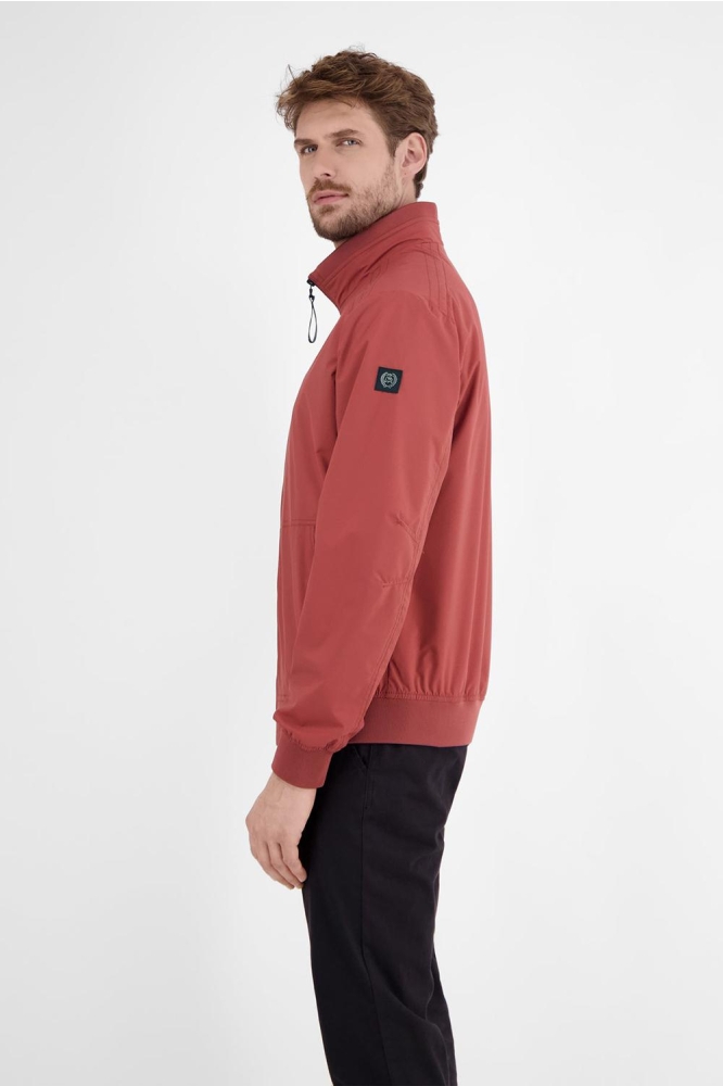 Lerros rode heren jas | Model zijaanzicht