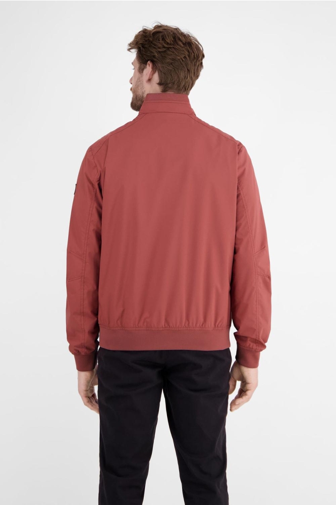Lerros rode heren jas | Model achteraanzicht
