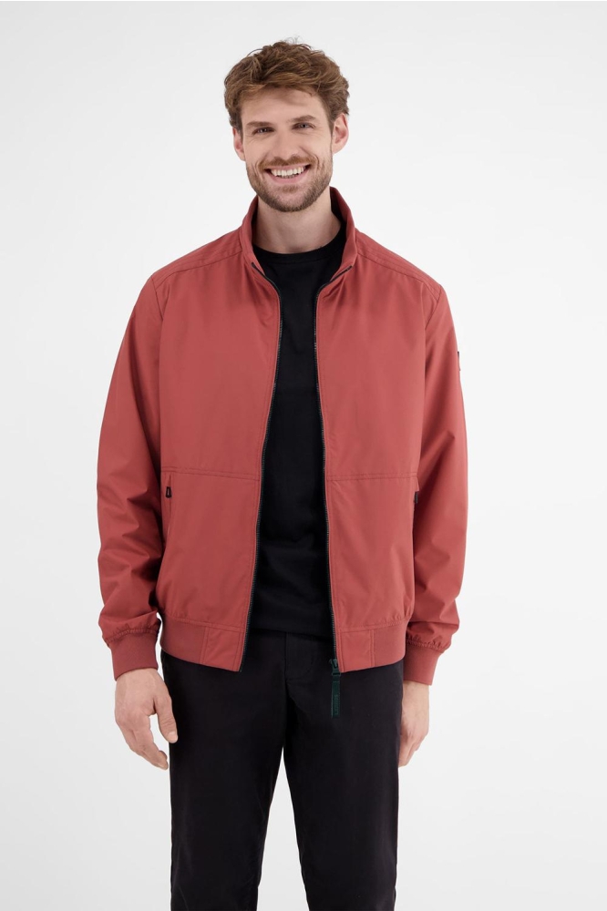 Lerros rode heren jas | Model vooraanzicht