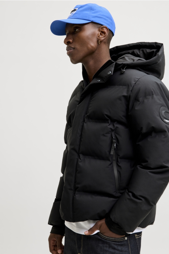 Jack & Jones zwarte heren jas | Model zijaanzicht