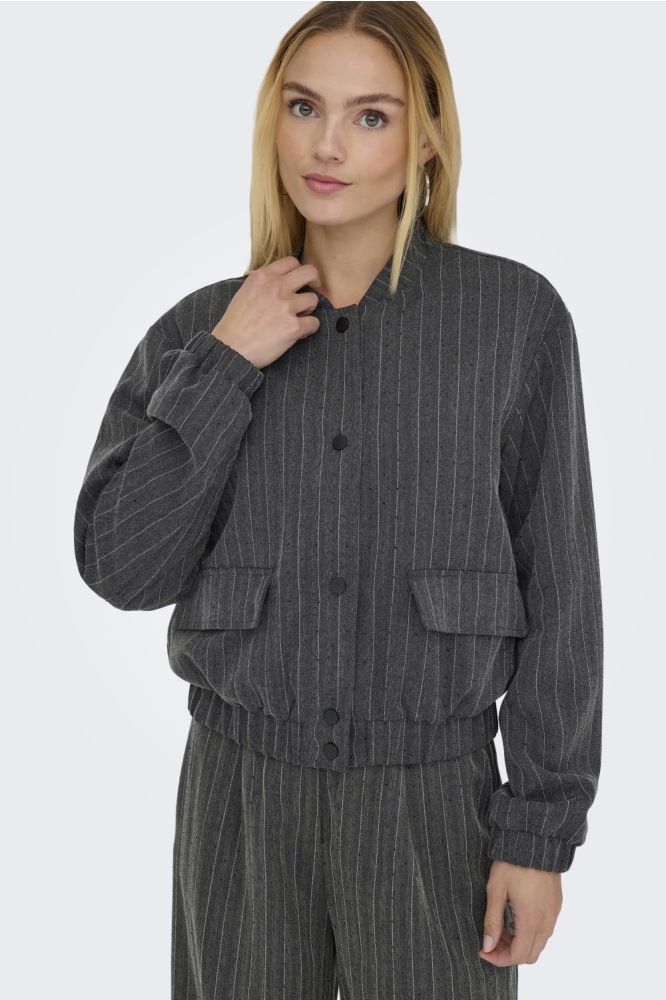 Only grijze dames jas | Model vooraanzicht