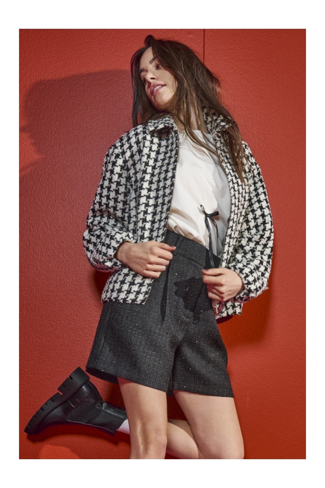 Only zwarte dames jas | Model vooraanzicht