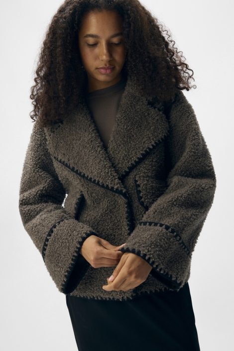 Object bruine dames jas | Close up