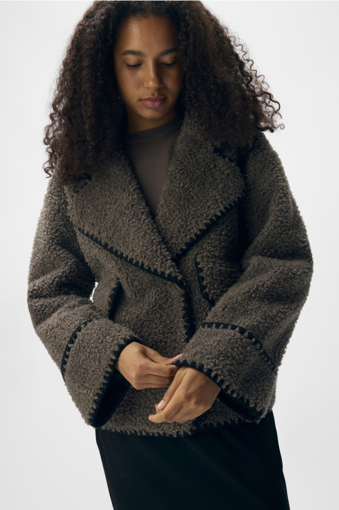 Object bruine dames jas | Close up