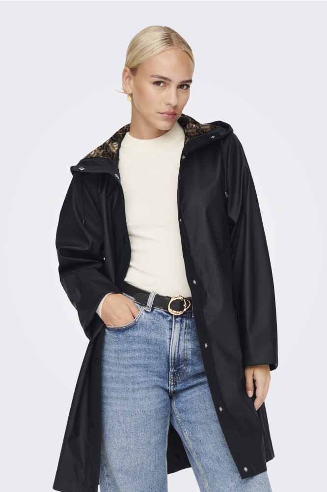 Only zwarte dames jas | Model vooraanzicht