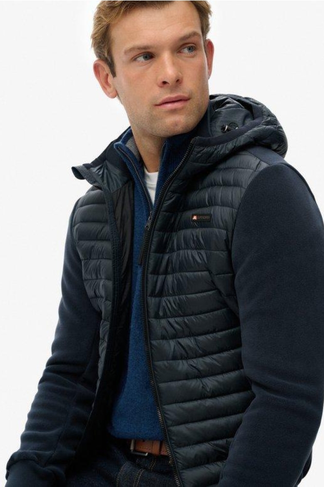 Superdry blauwe heren jas | Model vooraanzicht