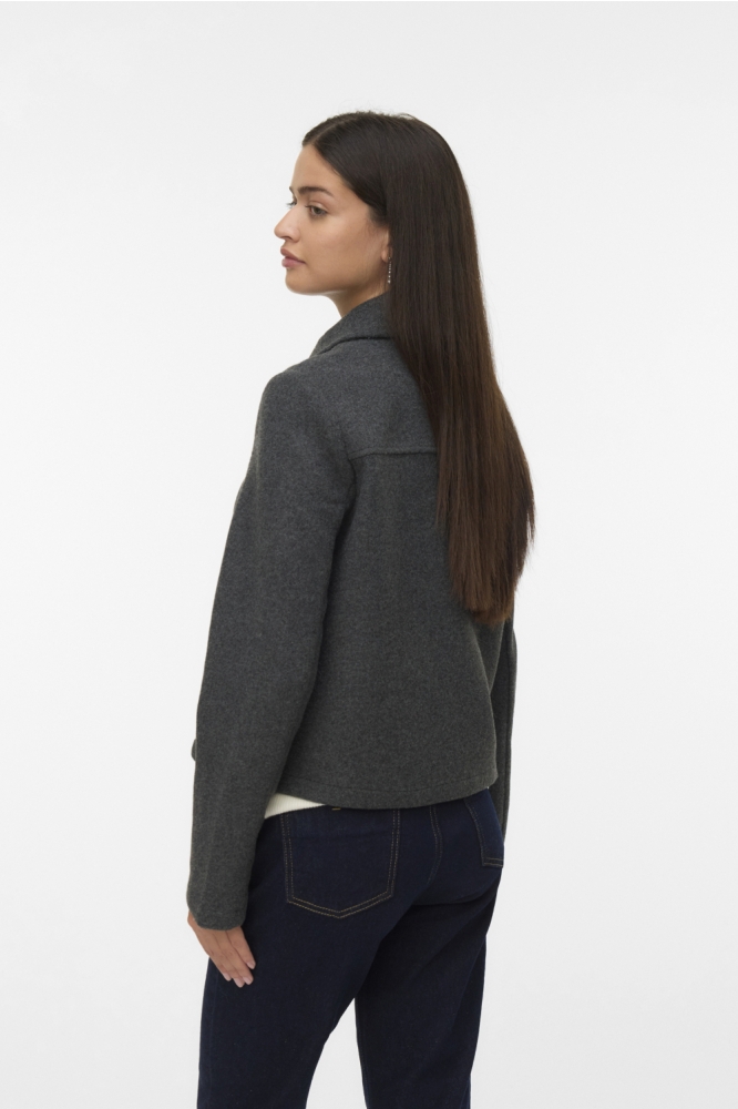 Vero Moda grijze dames jas | Model achteraanzicht
